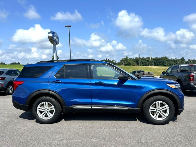 Ford Explorer Vehicle Full-screen Gallery Image 02