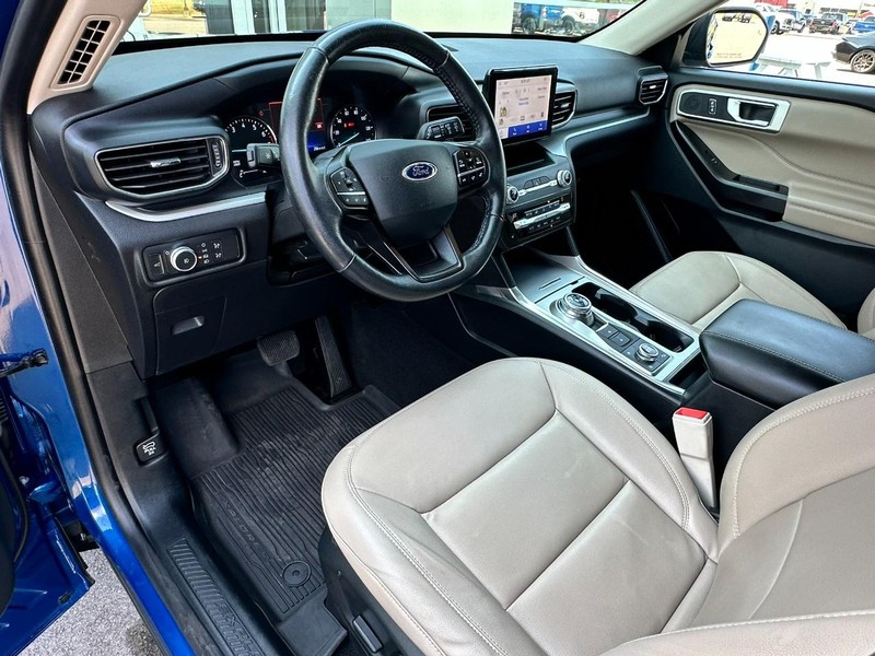 Ford Explorer Vehicle Full-screen Gallery Image 08