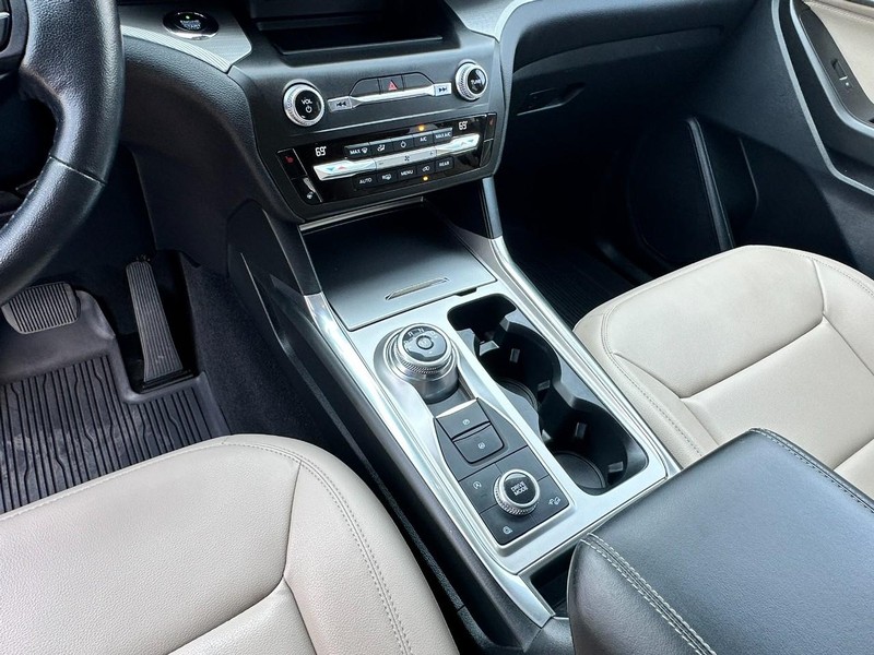 Ford Explorer Vehicle Full-screen Gallery Image 09