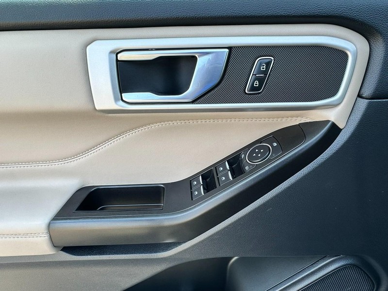 Ford Explorer Vehicle Full-screen Gallery Image 10