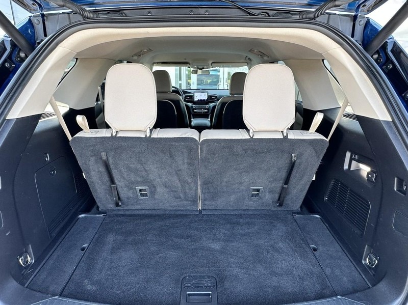 Ford Explorer Vehicle Full-screen Gallery Image 12