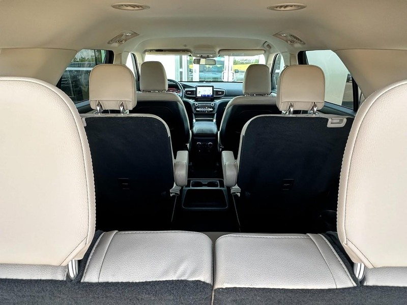 Ford Explorer Vehicle Full-screen Gallery Image 13