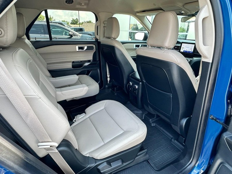 Ford Explorer Vehicle Full-screen Gallery Image 14