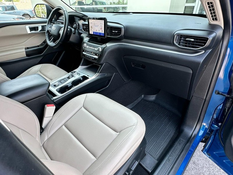 Ford Explorer Vehicle Full-screen Gallery Image 15