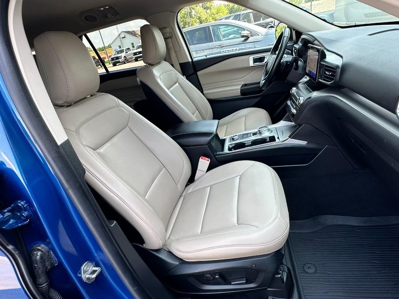 Ford Explorer Vehicle Full-screen Gallery Image 16