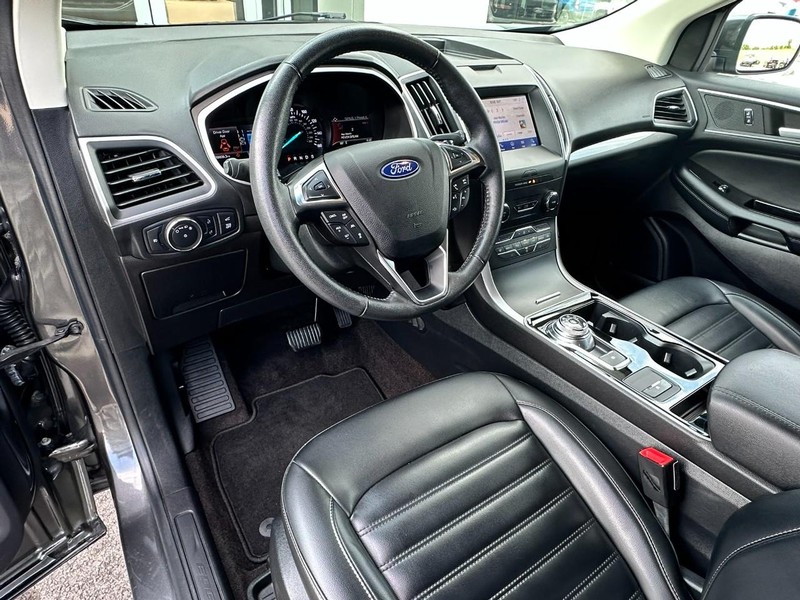 Ford Edge Vehicle Full-screen Gallery Image 09