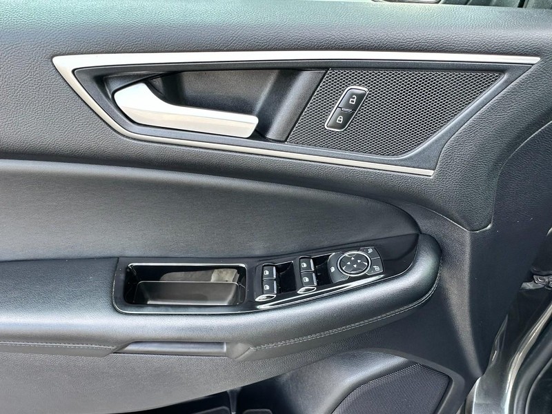 Ford Edge Vehicle Full-screen Gallery Image 10
