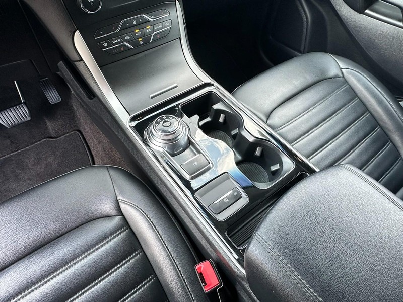 Ford Edge Vehicle Full-screen Gallery Image 11
