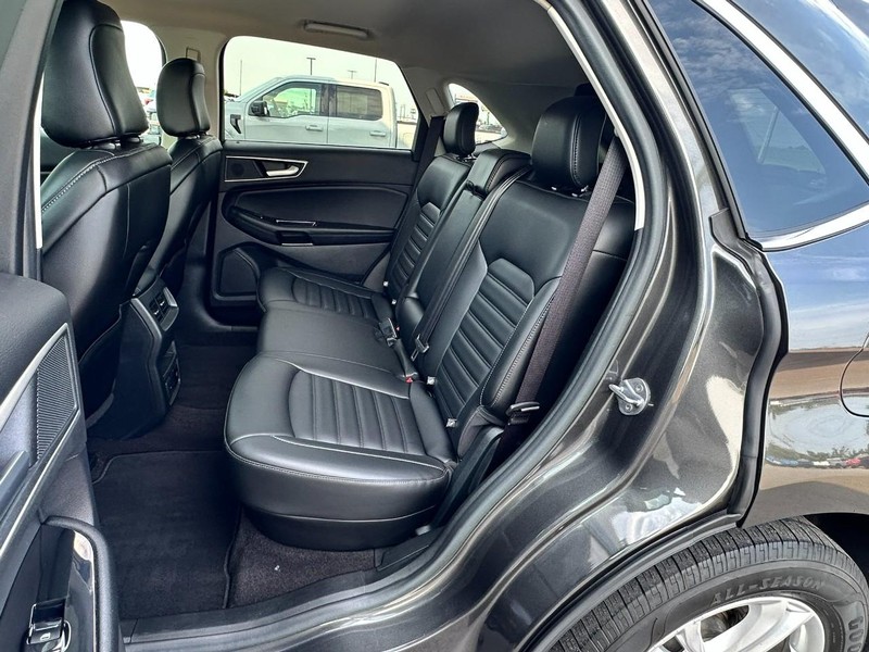 Ford Edge Vehicle Full-screen Gallery Image 12