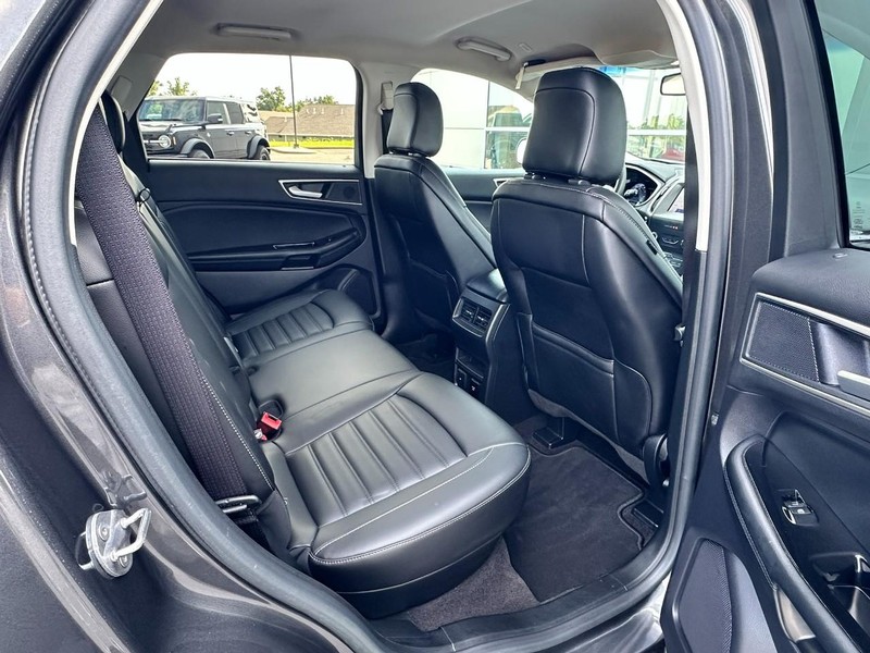 Ford Edge Vehicle Full-screen Gallery Image 13