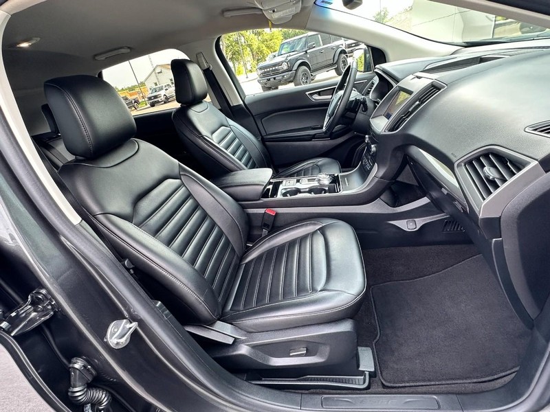Ford Edge Vehicle Full-screen Gallery Image 15
