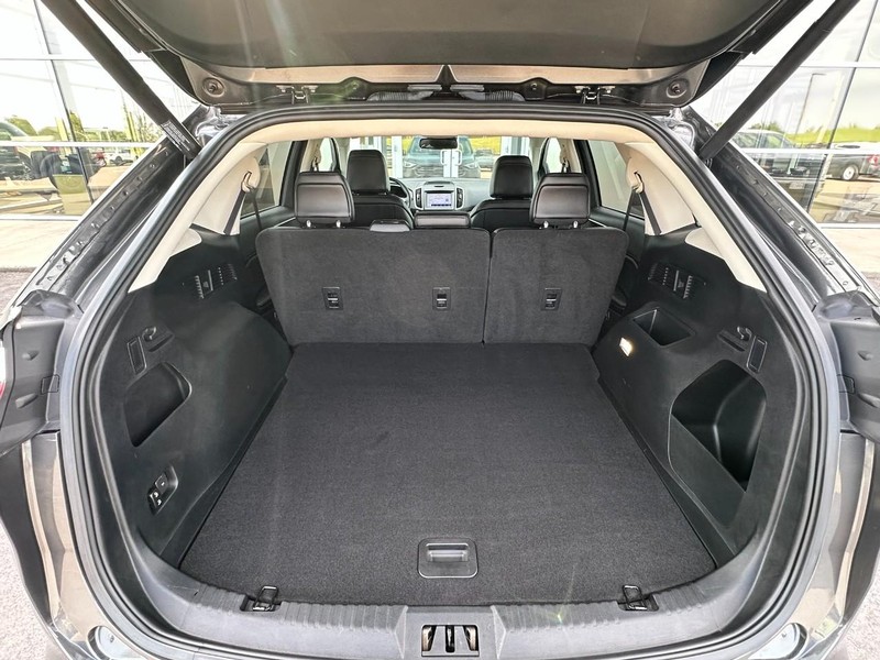 Ford Edge Vehicle Full-screen Gallery Image 17