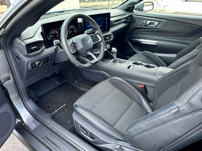 Ford Mustang Vehicle Full-screen Gallery Image 08