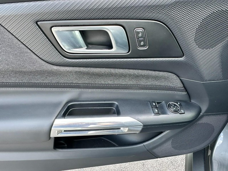 Ford Mustang Vehicle Full-screen Gallery Image 09