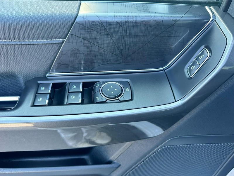 Ford F-150 Vehicle Full-screen Gallery Image 12