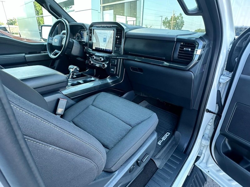 Ford F-150 Vehicle Full-screen Gallery Image 16