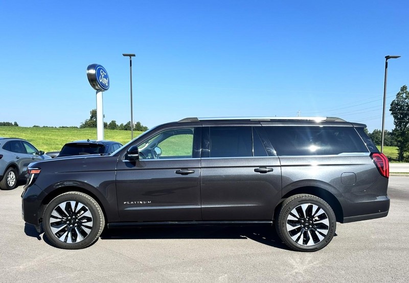 Ford Expedition Max Vehicle Full-screen Gallery Image 05