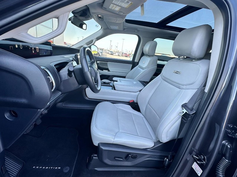 Ford Expedition Max Vehicle Full-screen Gallery Image 07