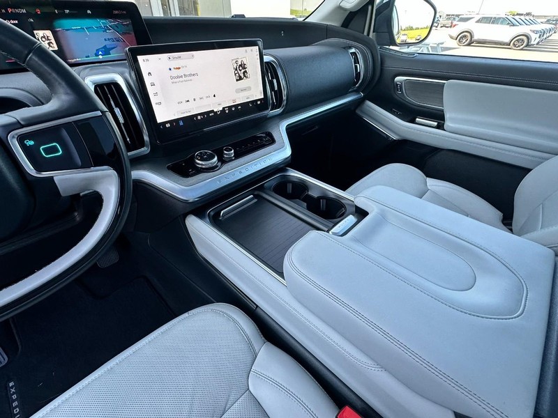 Ford Expedition Max Vehicle Full-screen Gallery Image 09