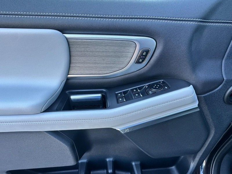 Ford Expedition Max Vehicle Full-screen Gallery Image 10