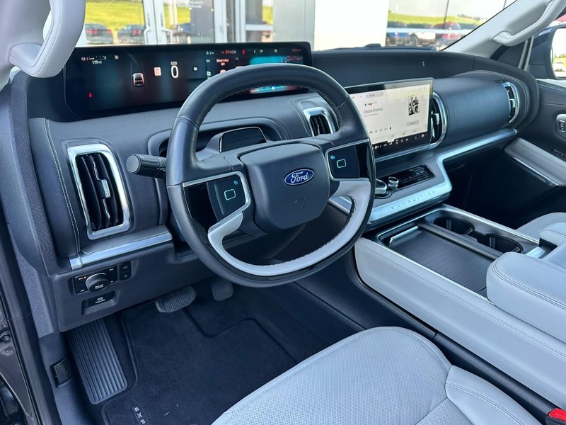 Ford Expedition Max Vehicle Full-screen Gallery Image 11