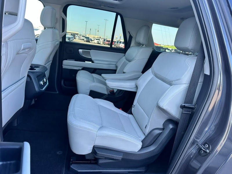 Ford Expedition Max Vehicle Full-screen Gallery Image 12