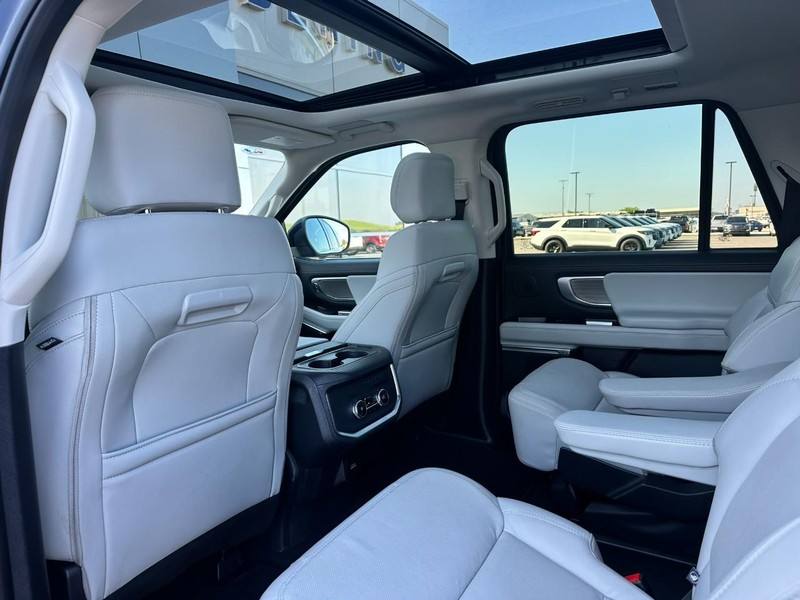 Ford Expedition Max Vehicle Full-screen Gallery Image 13
