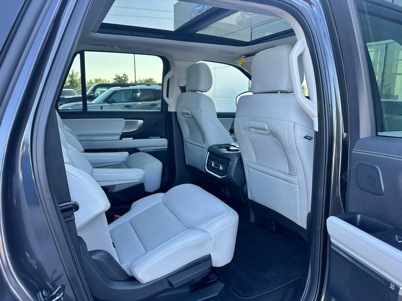 Ford Expedition Max Vehicle Full-screen Gallery Image 14