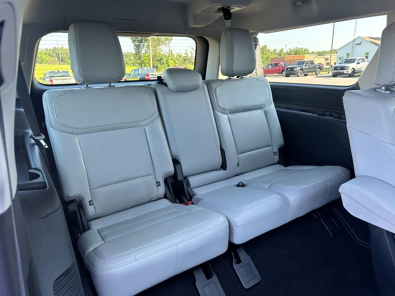 Ford Expedition Max Vehicle Full-screen Gallery Image 15