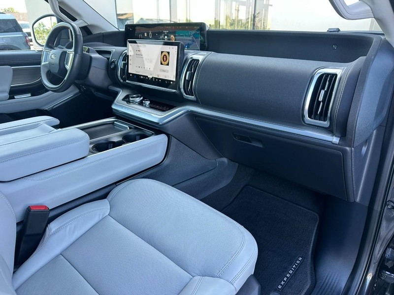 Ford Expedition Max Vehicle Full-screen Gallery Image 16