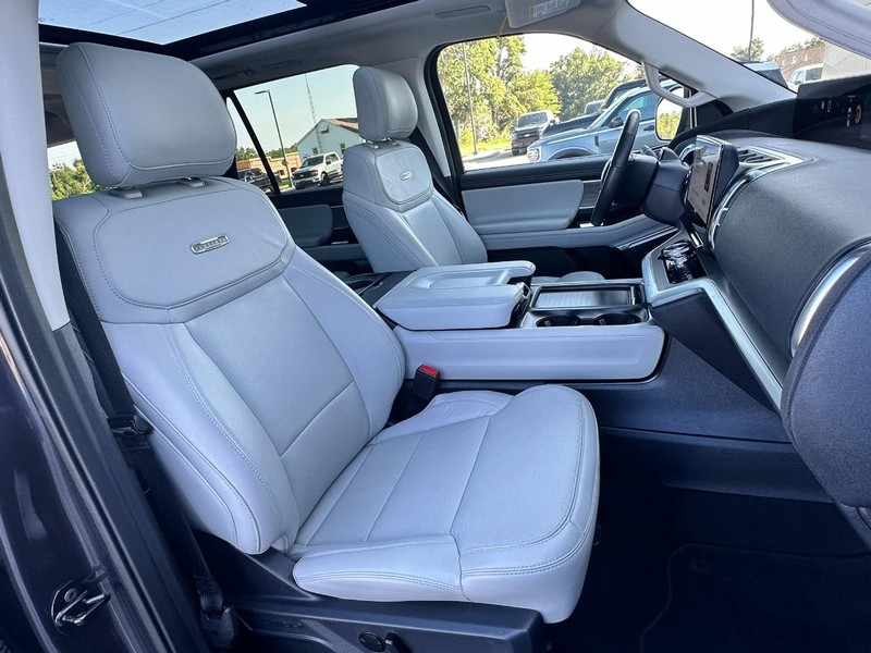 Ford Expedition Max Vehicle Full-screen Gallery Image 17