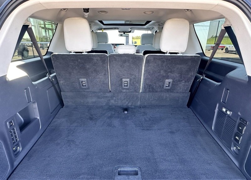 Ford Expedition Max Vehicle Full-screen Gallery Image 18