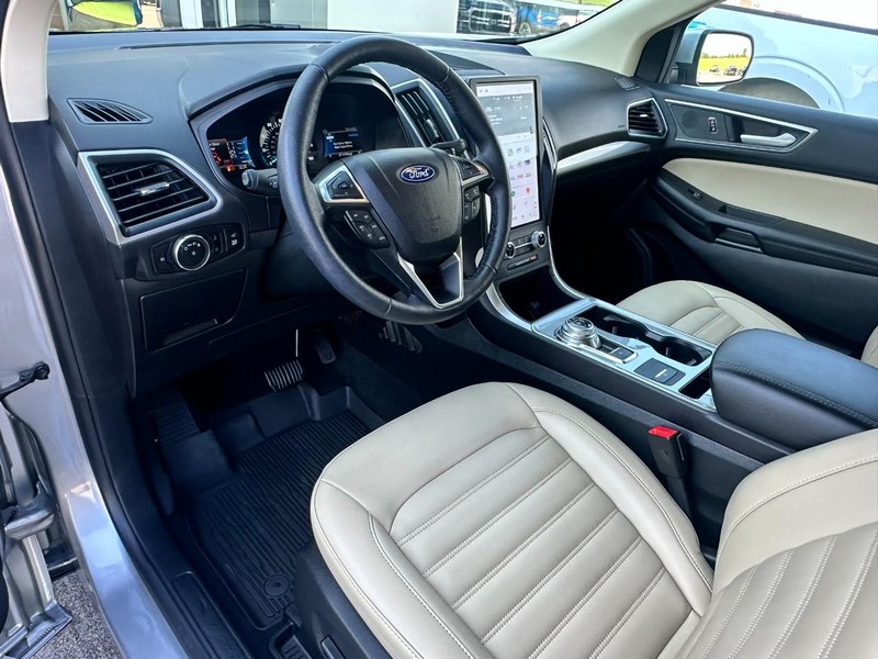 Ford Edge Vehicle Full-screen Gallery Image 09