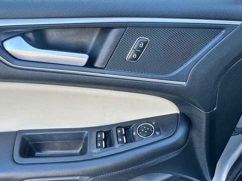 Ford Edge Vehicle Full-screen Gallery Image 11