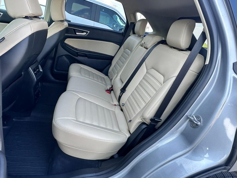 Ford Edge Vehicle Full-screen Gallery Image 12