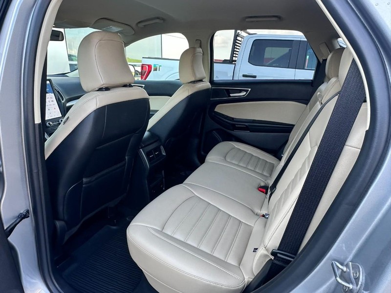 Ford Edge Vehicle Full-screen Gallery Image 13
