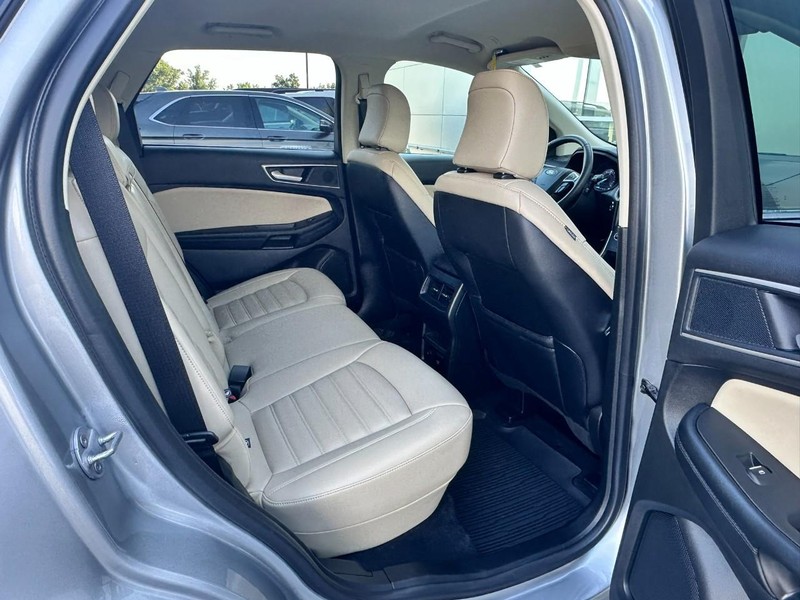 Ford Edge Vehicle Full-screen Gallery Image 14