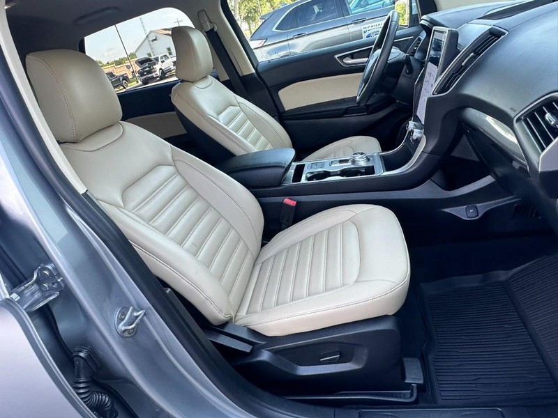 Ford Edge Vehicle Full-screen Gallery Image 16