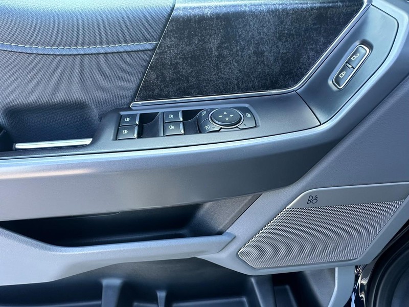 Ford F-150 Vehicle Full-screen Gallery Image 12