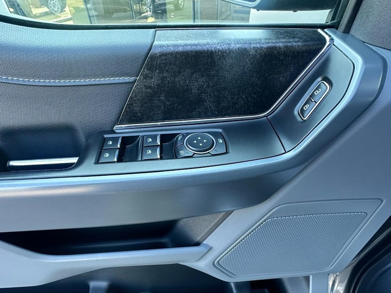 Ford F-150 Vehicle Full-screen Gallery Image 11