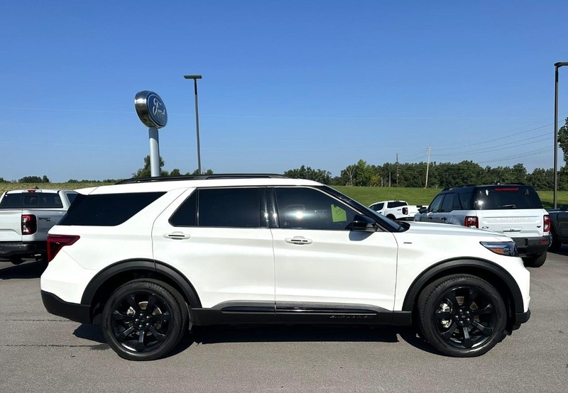 Ford Explorer Vehicle Full-screen Gallery Image 02