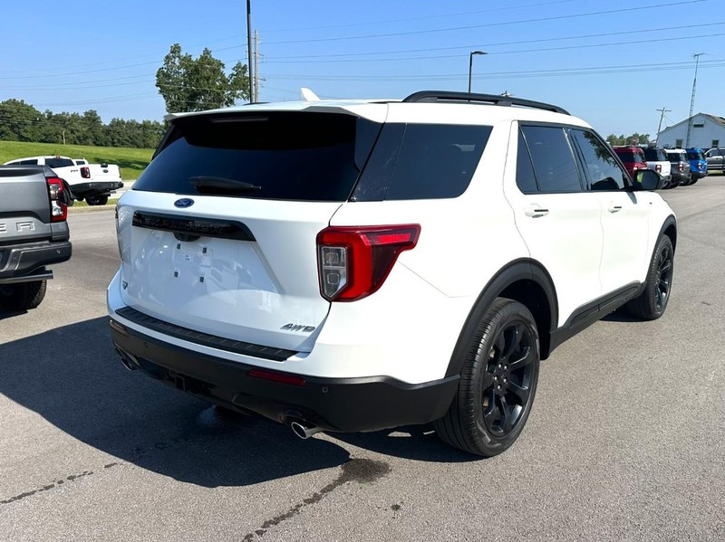 Ford Explorer Vehicle Full-screen Gallery Image 03