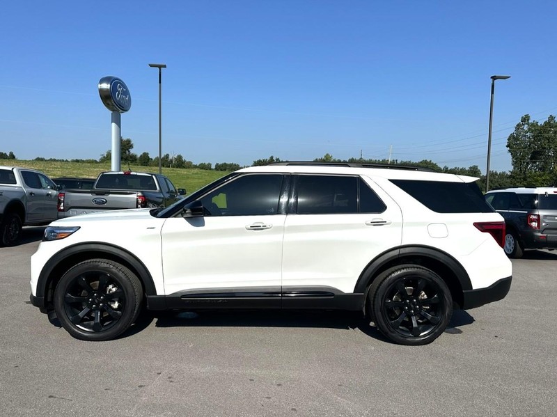Ford Explorer Vehicle Full-screen Gallery Image 05