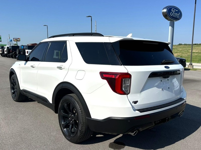 Ford Explorer Vehicle Full-screen Gallery Image 06