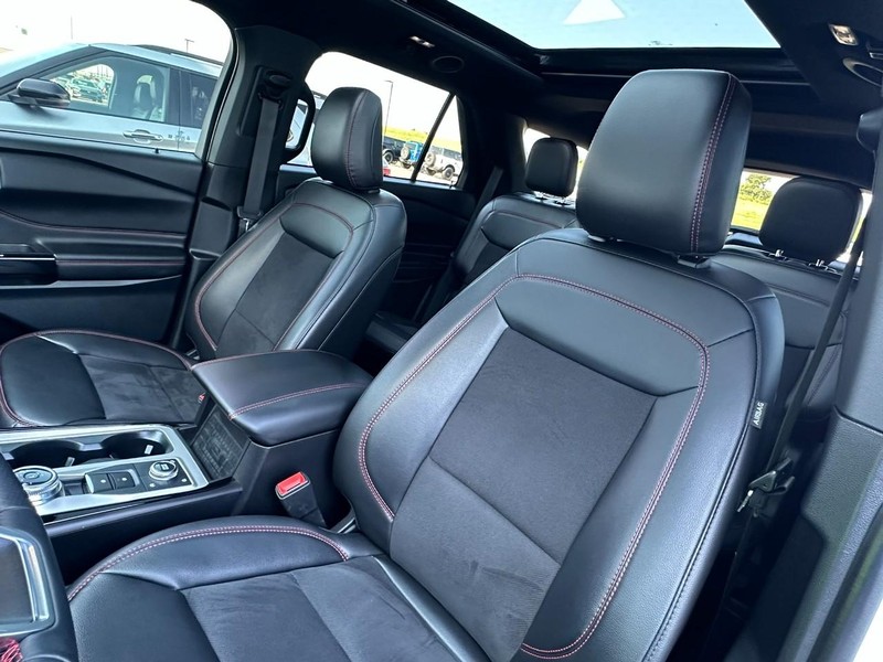 Ford Explorer Vehicle Full-screen Gallery Image 08