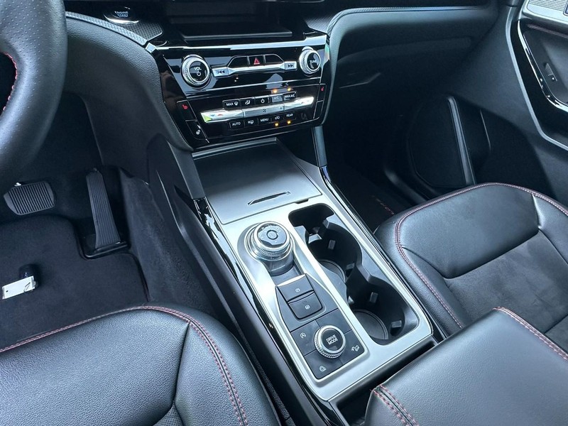 Ford Explorer Vehicle Full-screen Gallery Image 10