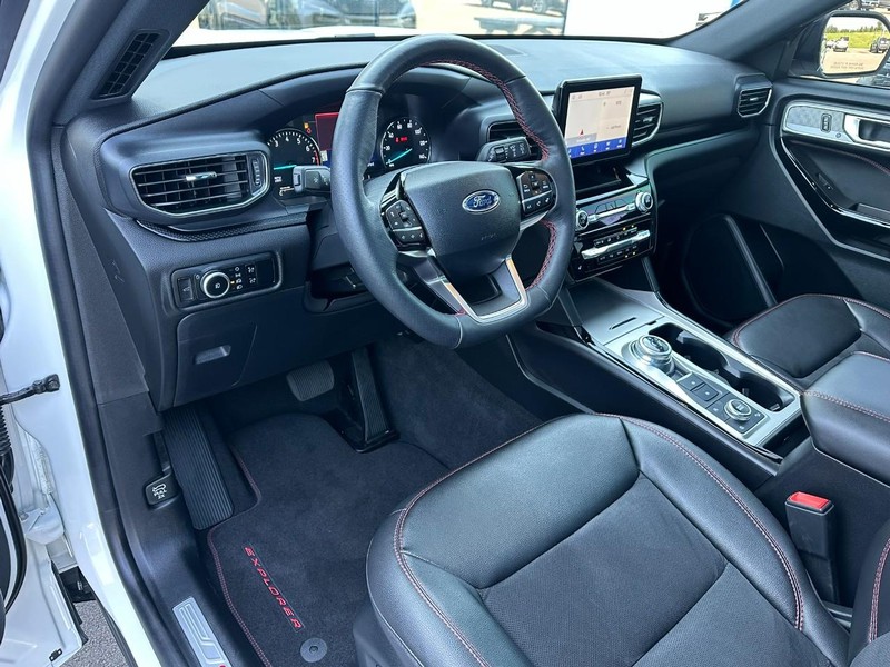 Ford Explorer Vehicle Full-screen Gallery Image 11