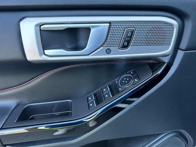 Ford Explorer Vehicle Full-screen Gallery Image 12