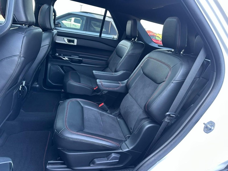 Ford Explorer Vehicle Full-screen Gallery Image 13