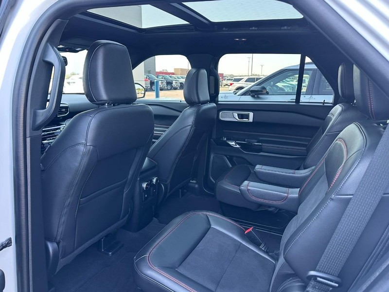 Ford Explorer Vehicle Full-screen Gallery Image 14